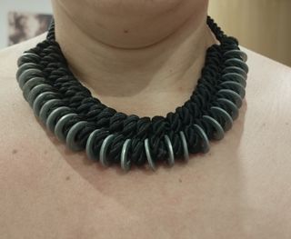 Collar artesanal raso negro y anillas plateadas