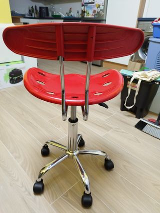 Silla de escritorio roja para niños