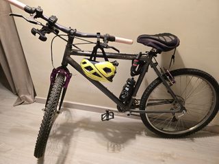 Bicicleta de montaña.Hybrid bike for city/mountain