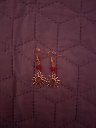 Pendientes Sol Dorados con Perlas Rojas