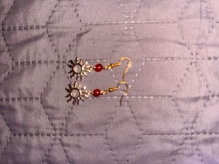 Pendientes Sol Dorados con Perlas Rojas