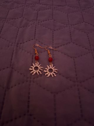 Pendientes Sol Dorados con Perlas Rojas