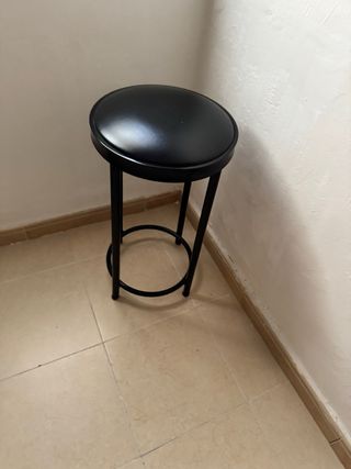 Taburete negro elegante