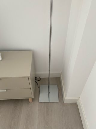 Lámpara de pie moderna beige y plateada