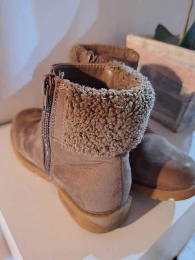 Pack 3 pares botas como nuevas! Y con regalo.