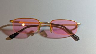 Gafas de sol rosas con montura plateada de óptica