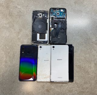 Set di telefoni cellulari Samsung e Sony PER RICAMBI
