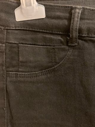 Pantalón vaquero negro roto