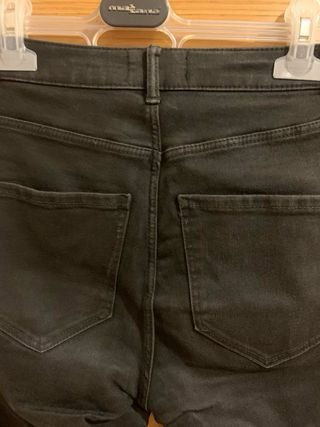 Pantalón vaquero negro roto