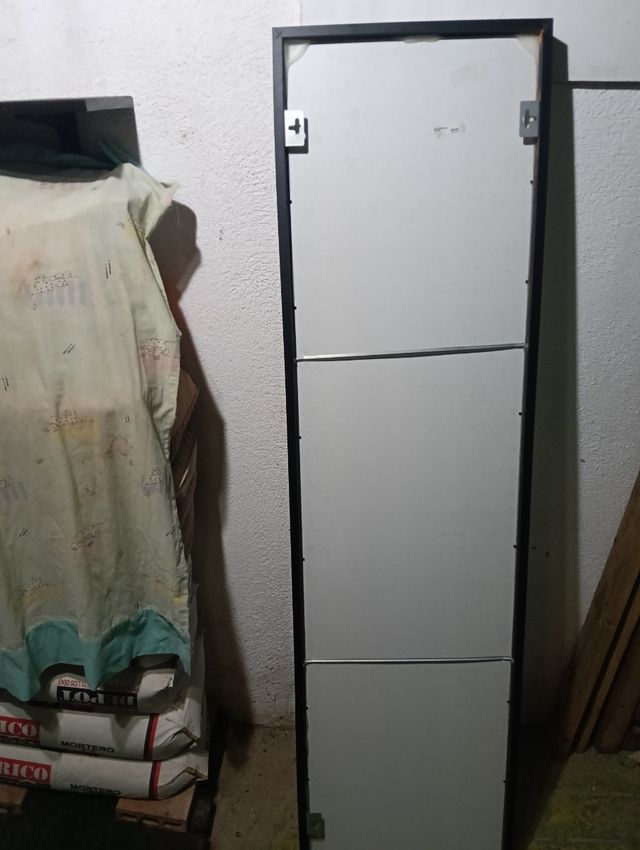 Espejo de pie negro y dorado