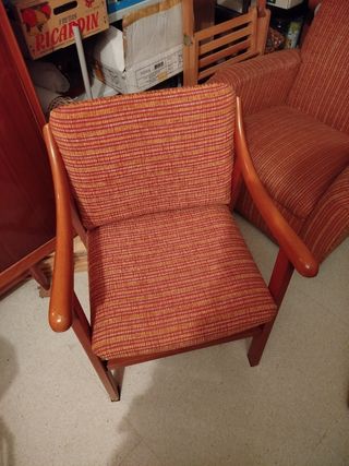 Silla de madera y tela naranja/roja
