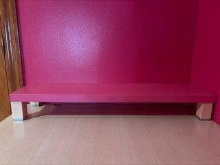 Escritorio y estantería de mesa.