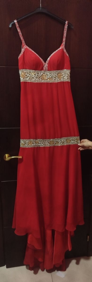 Vestido rojo largo con cola Talla 38
