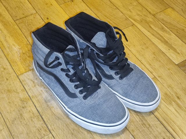 Zapatillas Vans grises y negras