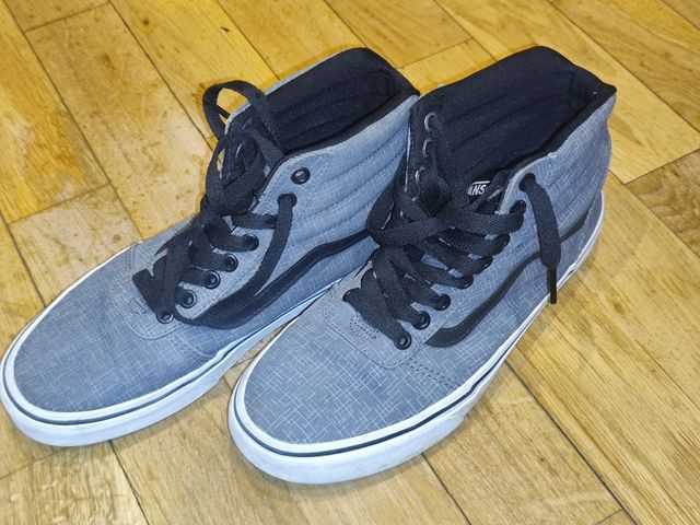 Zapatillas Vans grises y negras