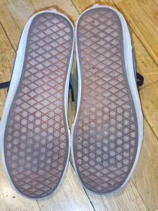 Zapatillas Vans grises y negras