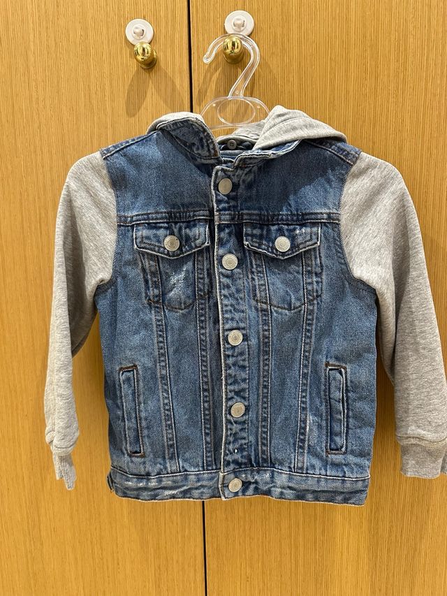 Chaqueta vaquera con capucha para niño