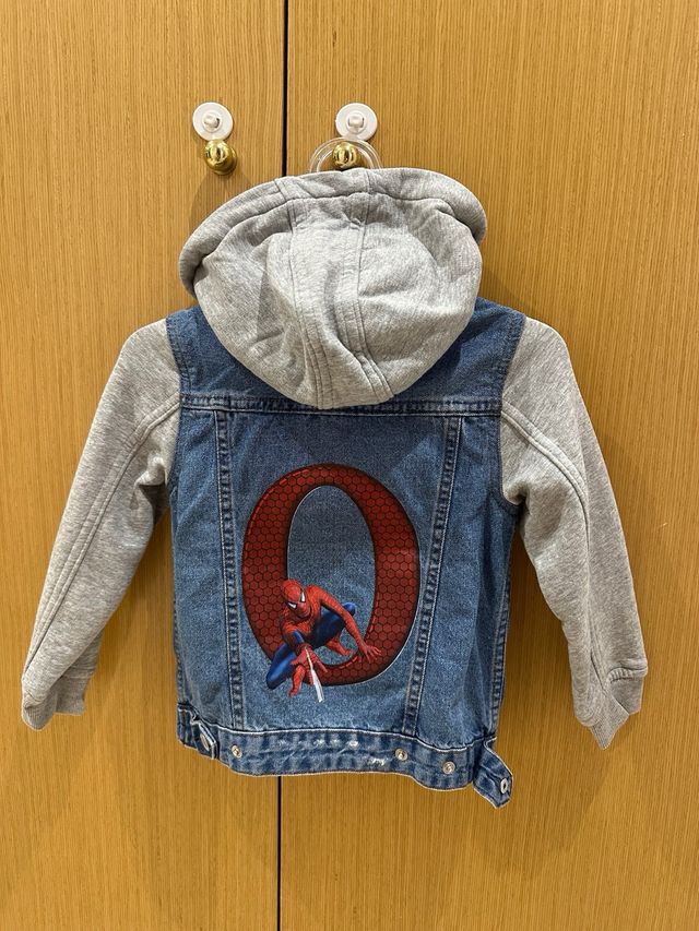 Chaqueta vaquera con capucha para niño