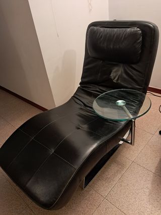 Butaca cheslong negro con mesa de cristal. 