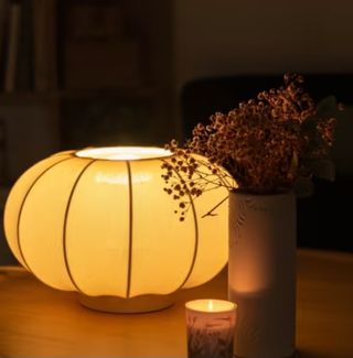 Lámpara de mesa de tela beige