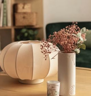 Lámpara de mesa de tela beige