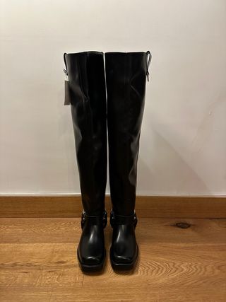 Botas altas negras con cadena 