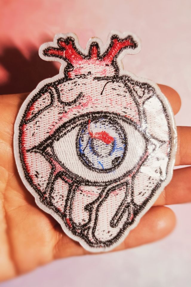Parche bordado corazón ojo