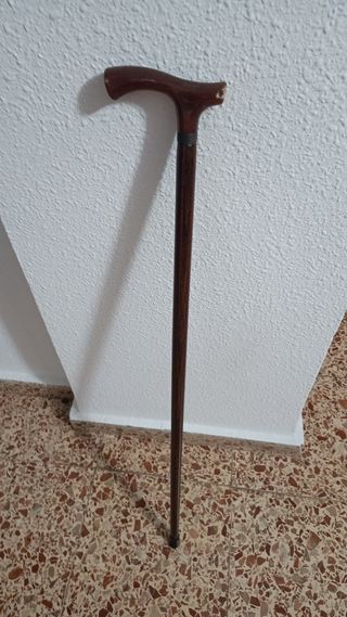 Bastón de madera oscuro
