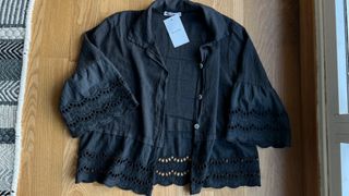 Blusa volantes encaje gris marengo “Mulaya”
