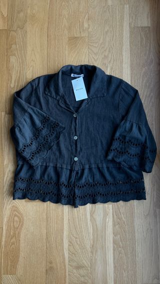 Blusa volantes encaje gris marengo “Mulaya”