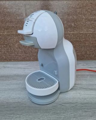 Cafetera Dolce Gusto Blanca y Gris