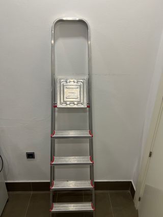 Escalera plegable de aluminio