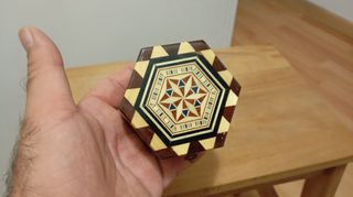 Joyero hexagonal de madera.