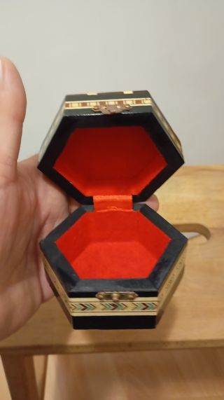 Joyero hexagonal de madera.