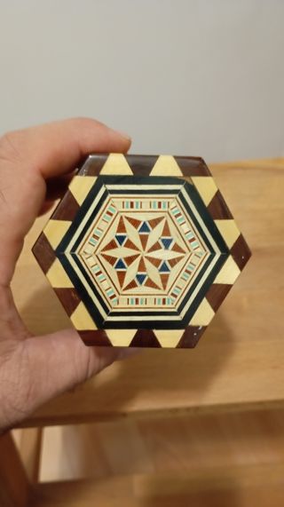 Joyero hexagonal de madera.