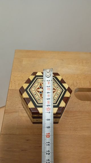 Joyero hexagonal de madera.
