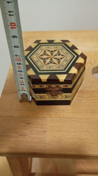 Joyero hexagonal de madera.