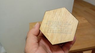 Joyero hexagonal de madera.