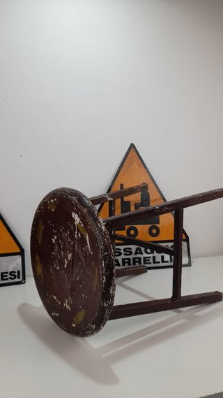 Sgabello industriale vintage in legno e metallo.
