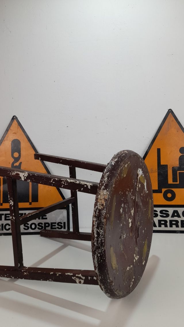 Sgabello industriale vintage in legno e metallo.