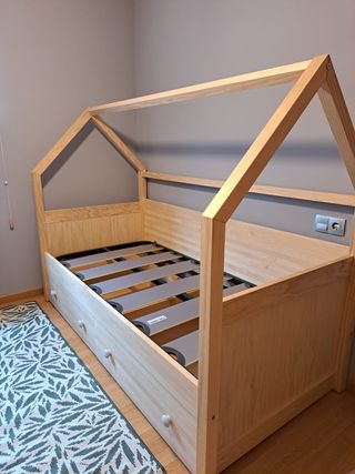 Cama con forma de casa con cajoneras abajo