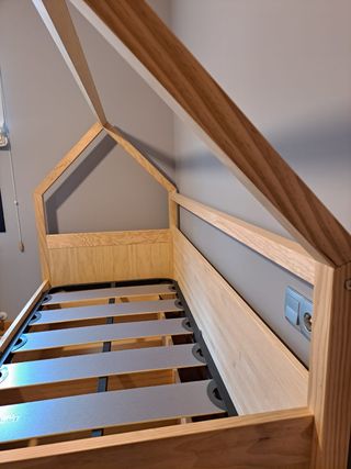 Cama con forma de casa con cajoneras abajo