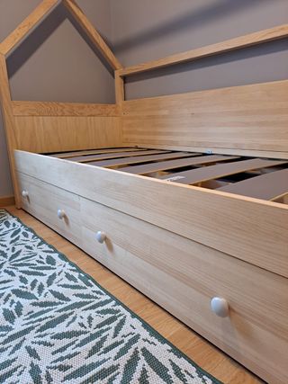 Cama con forma de casa con cajoneras abajo