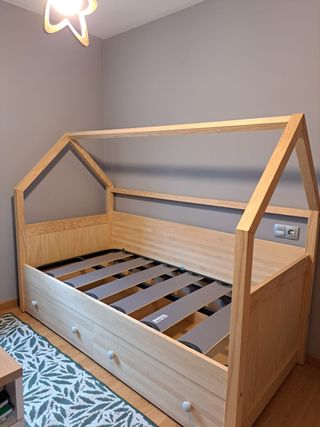 Cama con forma de casa con cajoneras abajo