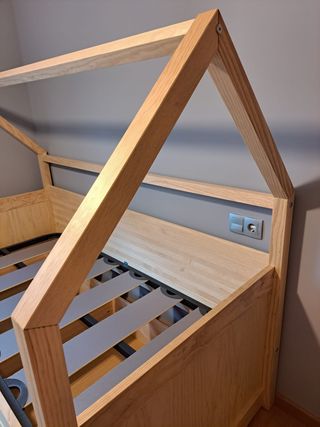 Cama con forma de casa con cajoneras abajo