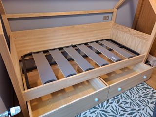 Cama con forma de casa con cajoneras abajo