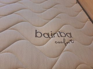 Cama con forma de casa con cajoneras abajo