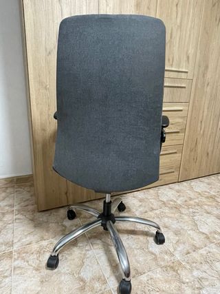 Silla de oficina giratoria gris