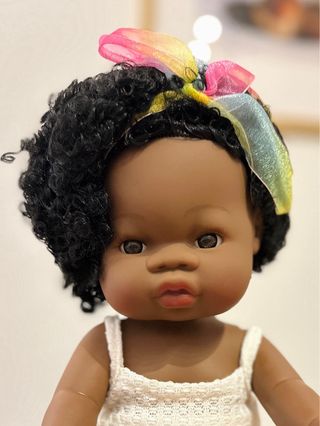 Muñeca Bebé con Vestido Blanco y Lazo Arcoíris