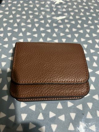 Monedero de piel marrón